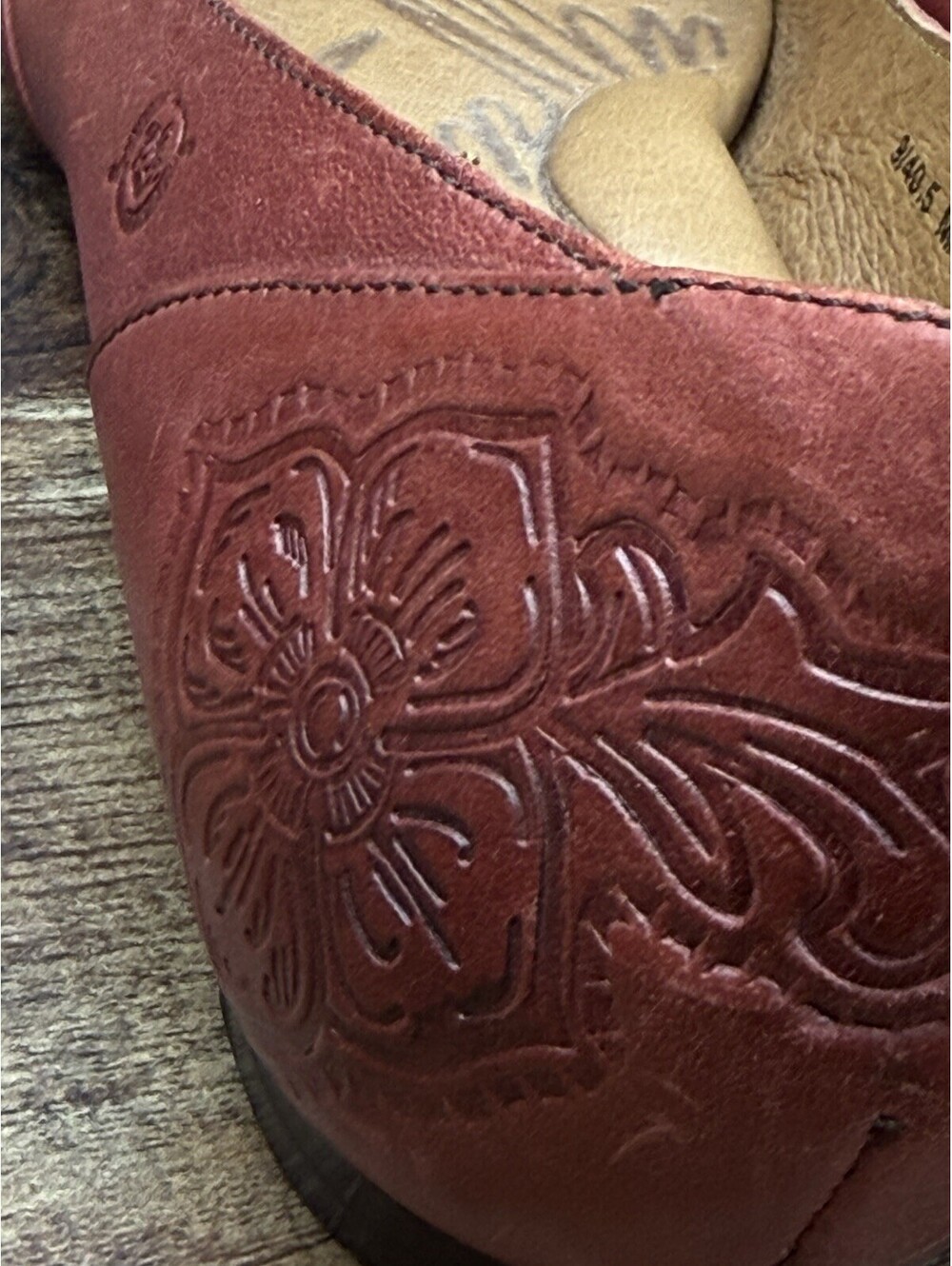 Børn Women’s Leather Ballet Flat Slip-On Embossed Floral Round Toe Red 9M - Picture 10 of 14